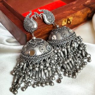 Malavi Mayura Jhumka, Black